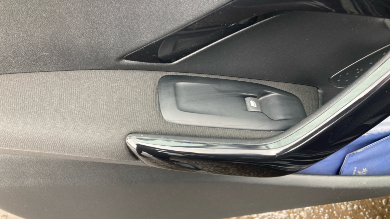 Peugeot 208 1.2 PureTech 82 Signature 5dr [Start Stop] Petrol Hatchback